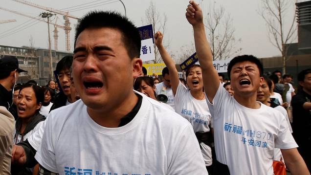 <p>Parentes de passageiros do avião desaparecido da Malaysia Airlines fazem passeata em Pequim em protesto contra governo malaio</p>