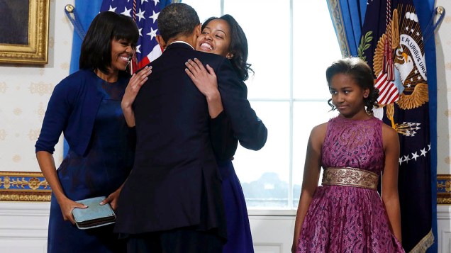 O Presidente Barack Obama, com a primeira-dama Michelle, e as filhas Malia e Sasha, durante juramento de posse realizado no Salão Azul da Casa Branca