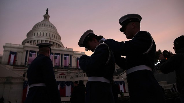 Militares se preparam em frente ao Capitólio para a cerimônia pública da posse de Obama