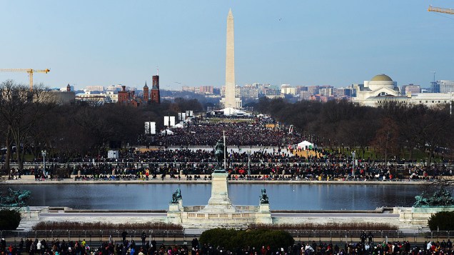 Vista do Monumento de Washington tirada do Capitólio. Milhares de pessoas já estavam no local esperando a cerimônia desde as primeiras horas da manhã destasegunda-feira (21)