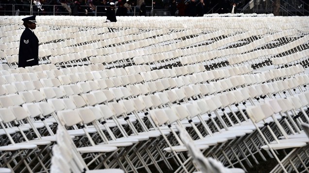 Militares vistoriam cadeiras vazias horas antes do início da cerimônia
