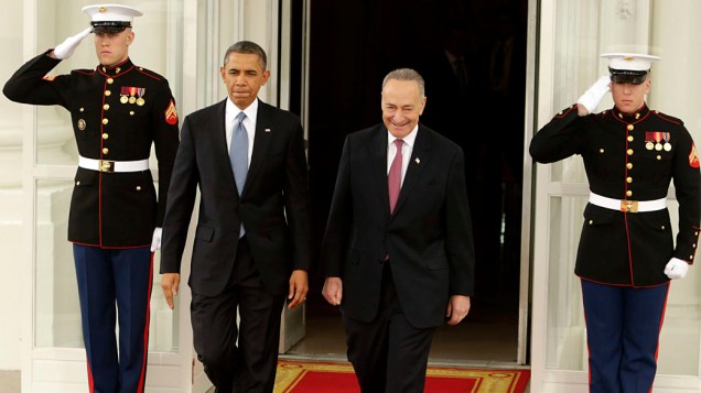 Presidente dos Estados Unidos, Barack Obama parte da Casa Branca com o senador Chuck Schumer