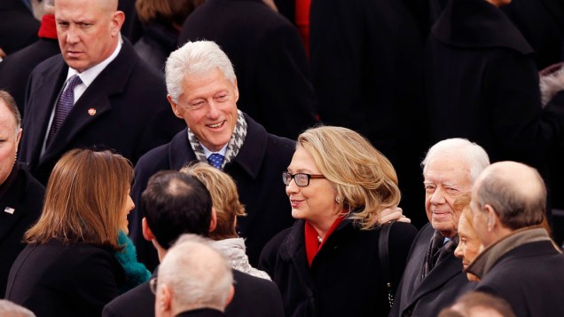 O ex-presidente Bill Clinton e a secretária de Estado, Hillary Clinton, chegam para cerimônia de posse pública do Presidente Barack Obama