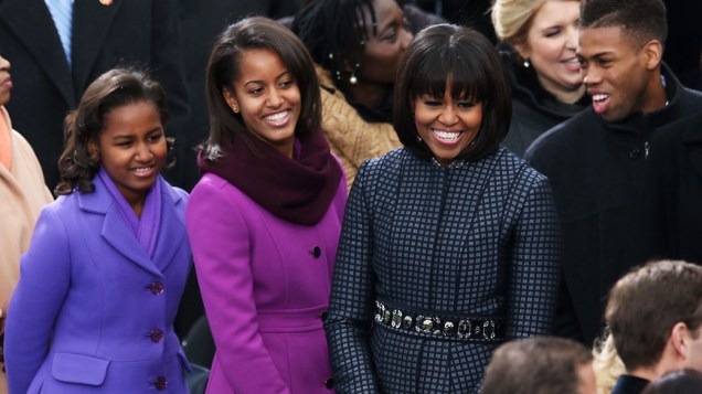 A primeira-dama Michelle Obama e as filhas, Sasha e Malia Obama chegam para cerimônia solene no Capitólio, em Washington