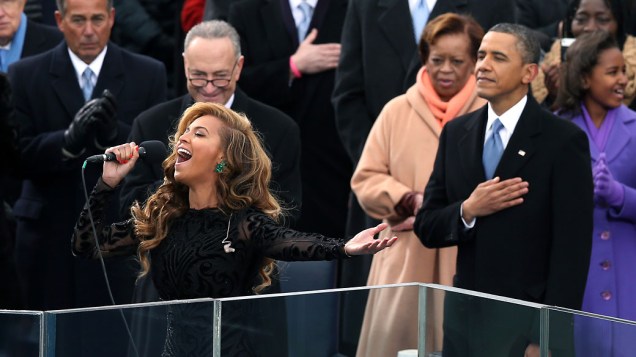 Beyoncé canta o Hino Nacional dos Estados Unidos durante a cerimônia de posse do Presidente Barack Obama, em Washington