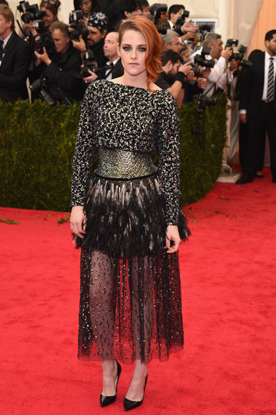 Poucas pessoas ficam mal vestidas em um Chanel, Kristen Stewart é uma delas