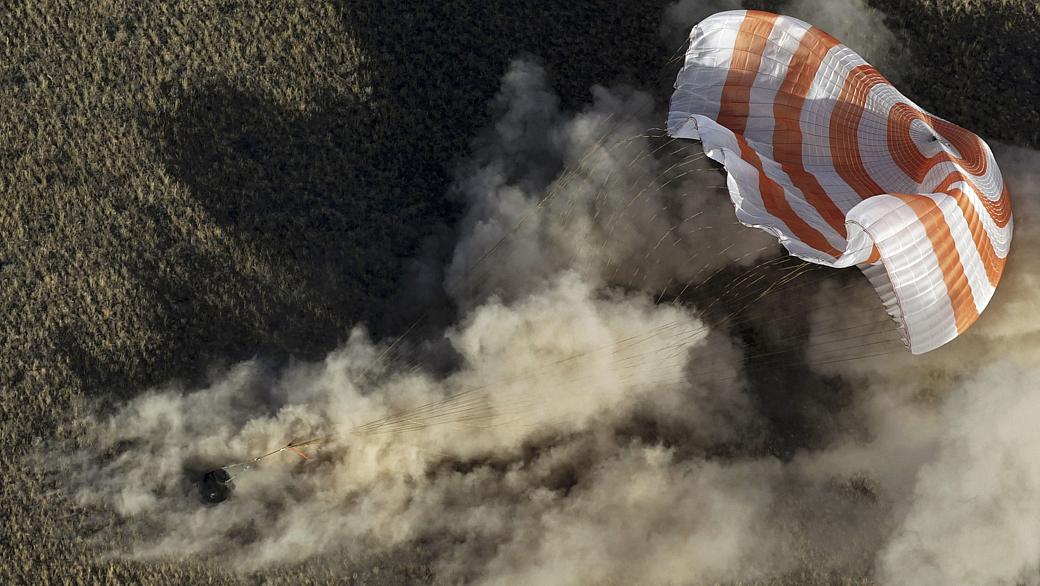 Tripulantes da Soyuz voltam à Terra após cinco meses em missão