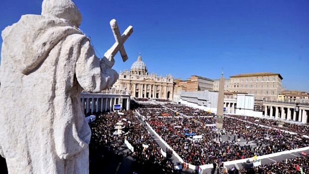 Multidão toma conta da Praça de São Pedro antes da última audiência pública do papa Bento XVI