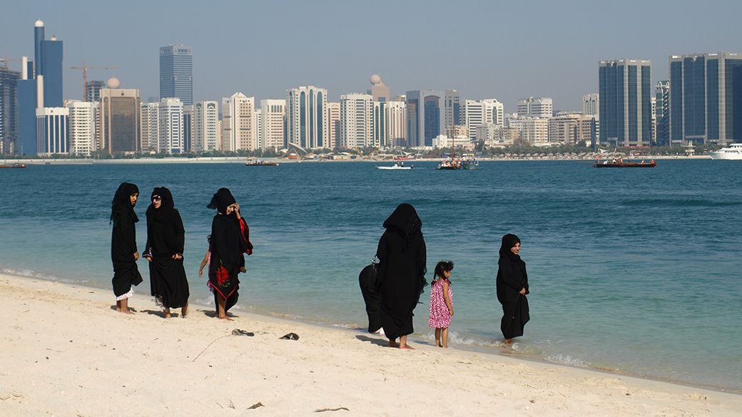Mulheres árabes em passeio pela pela praia de Corniche, em Abu Dhabi, a capital dos Emirados Árabes Unidos