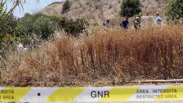 Detetives da Scotland Yard trabalham em área da Praia da Luz, em Portugal, em busca de pistas sobre o desaparecimento da menina Madeleine McCann