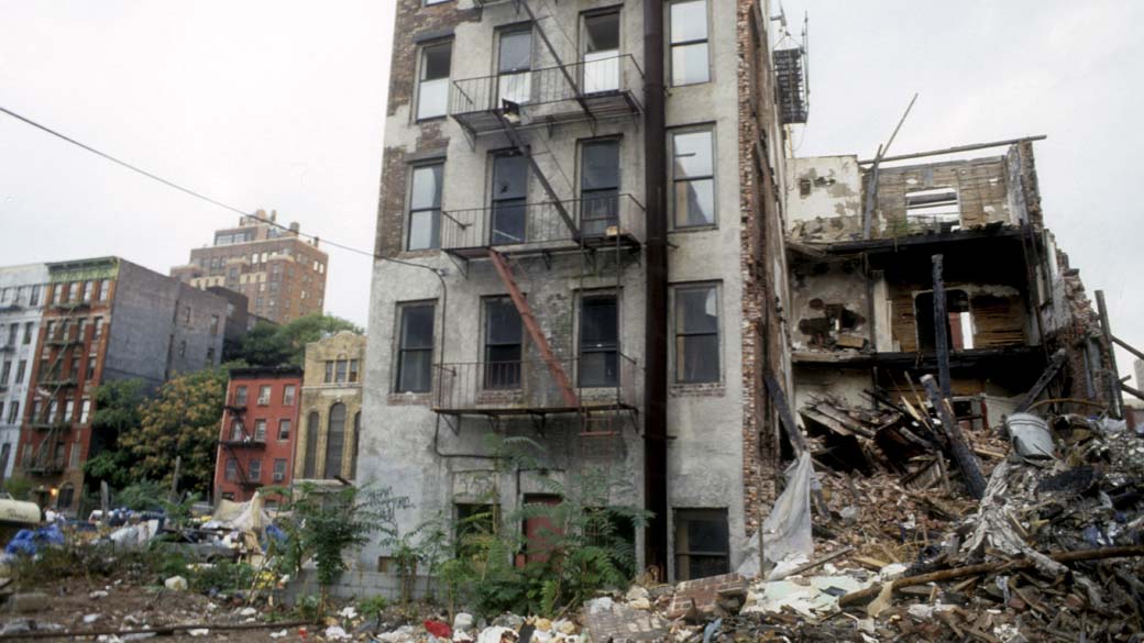Prédios abandonados na região Alphabet City, na região de Lower East Side, em Nova York em 1986