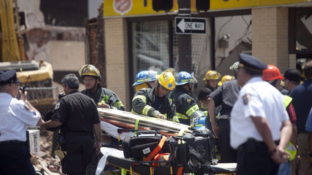 Equipe de resgate onde prédio comercial de quatro andares desabou, na Pensilvânia