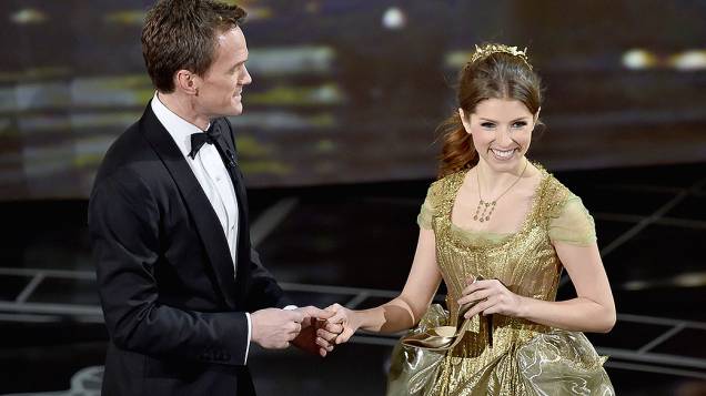 Neil Patrick Harris e Anna Kendrick apresentam número musical no palco do Oscar 2015