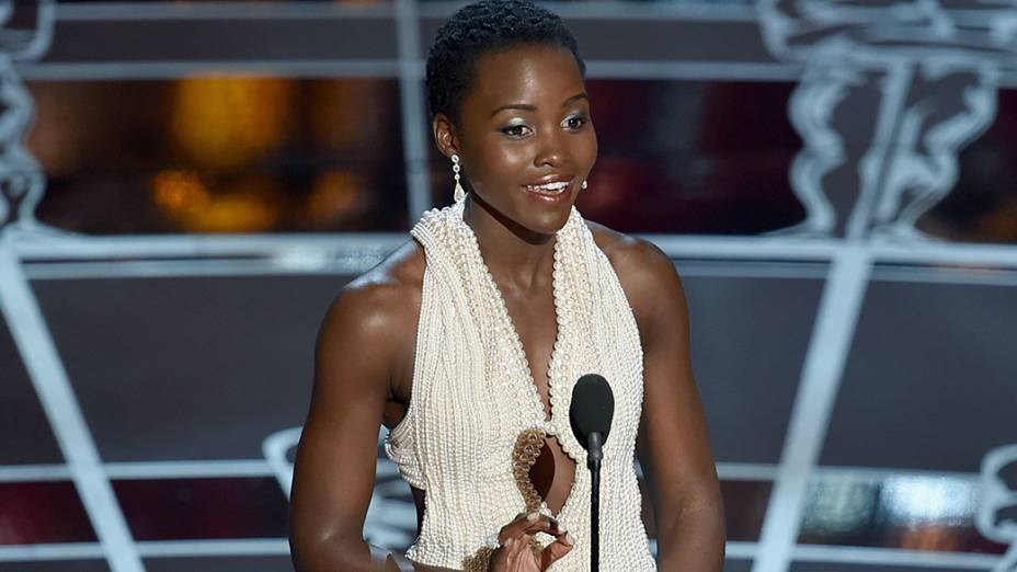 Lupita Nyongo apresenta o prêmio de melhor ator coadjuvante do Oscar 2015