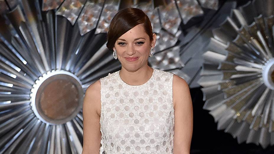 Marion Cotillard apresentou a música Everyting is awesome, do filme Uma aventura lego