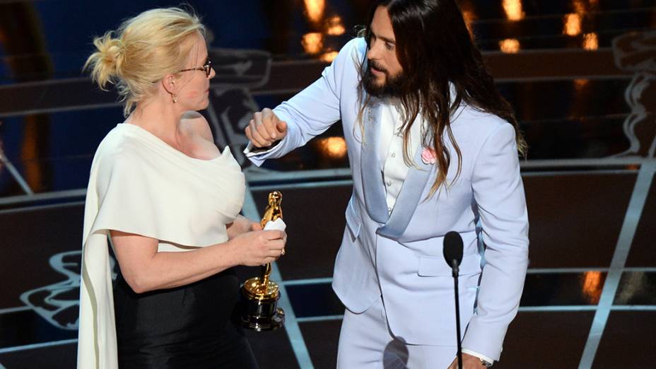 Patricia Arquette recebe de Jared Leto o Oscar de melhor atriz coadjuvante por Boyhood