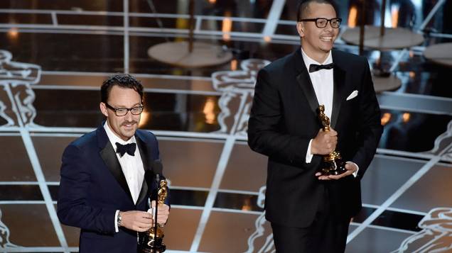 Mat Kirkby e James Lucas recebem o Oscar de melhor curta-metragem de ficção por The Phone Call