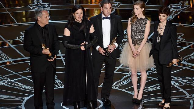 A diretora Laura Poitras recebe o Oscar de documentário por CitizenFour