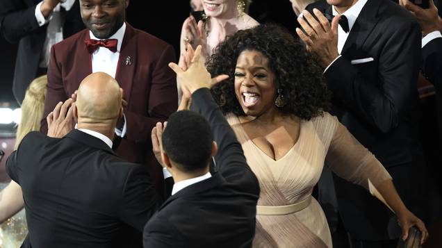 Oprah Winfrey comemora o Oscar de canção original para Selma