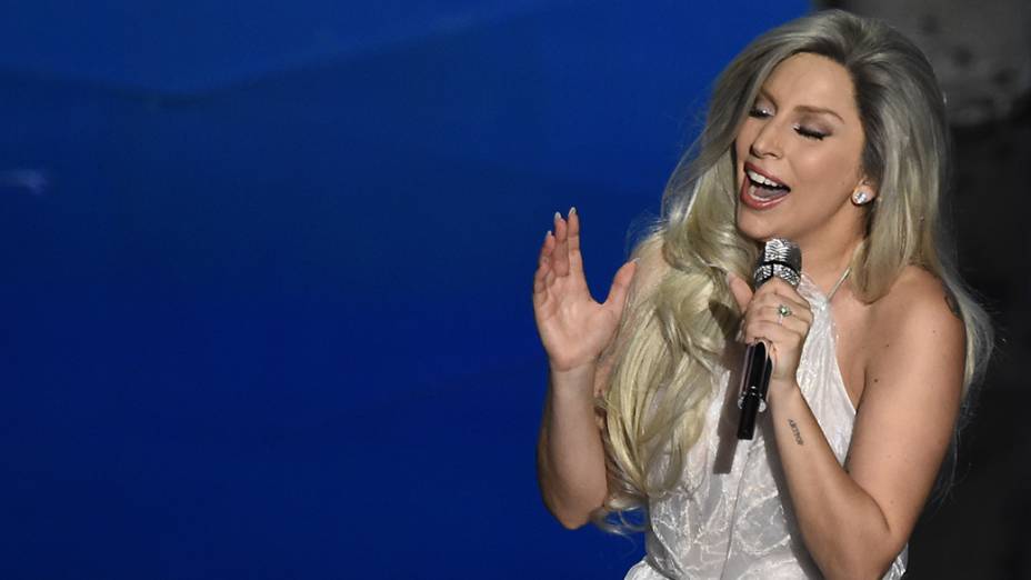 Lady Gaga durante homenagem ao filme A noviça rebelde