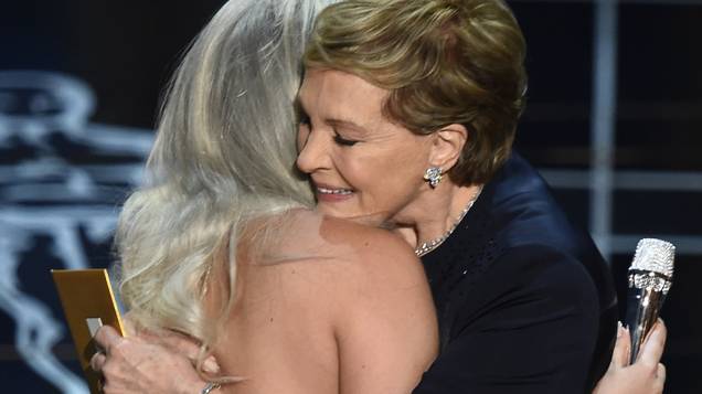 Julie Andrews, protagonista de Noviça rebelde, abraça Lady Gaga