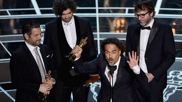 Alejandro G. Iñárritu, Nicolás Giacobone, Alexander Dinelaris Jr. e Armando Bo vencem o Oscar de roteiro original por Birdman