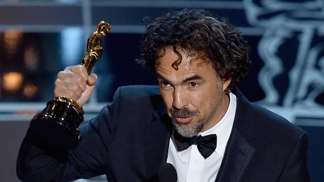 O mexicano Alejandro González Iñárritu leva o Oscar de melhor diretor por Birdman
