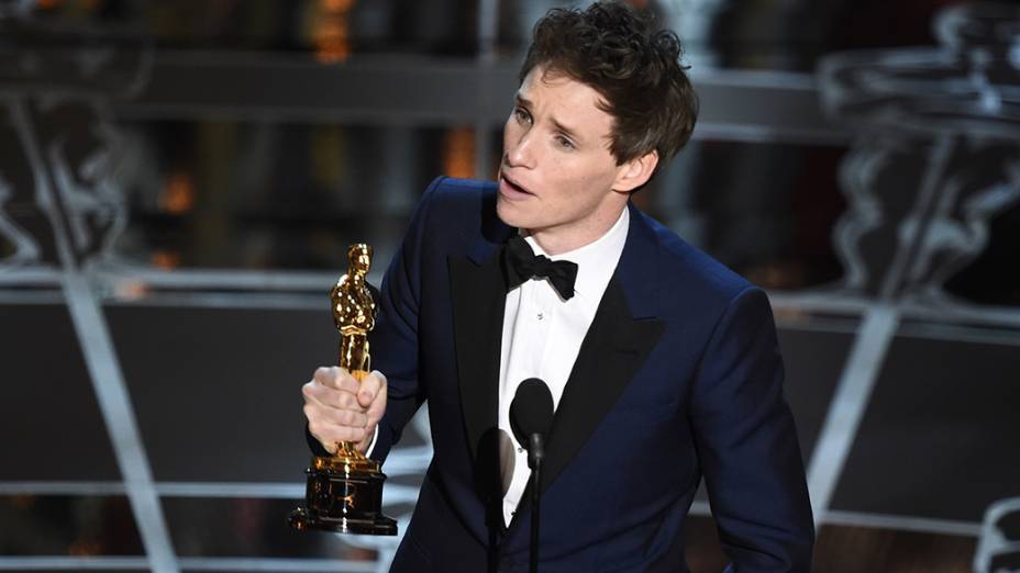 Eddie Redmayne recebe o Oscar de melhor ator por A teoria de tudo