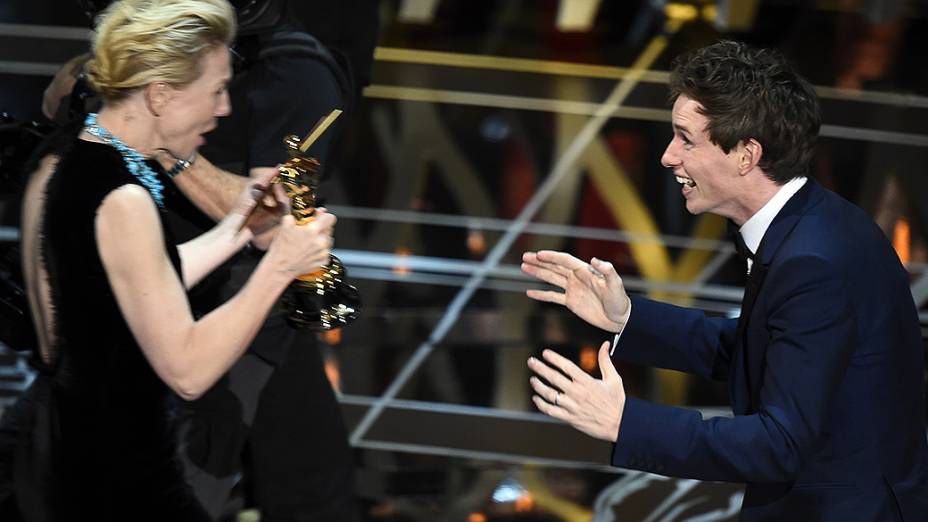 Eddie Redmayne recebe o Oscar de melhor ator