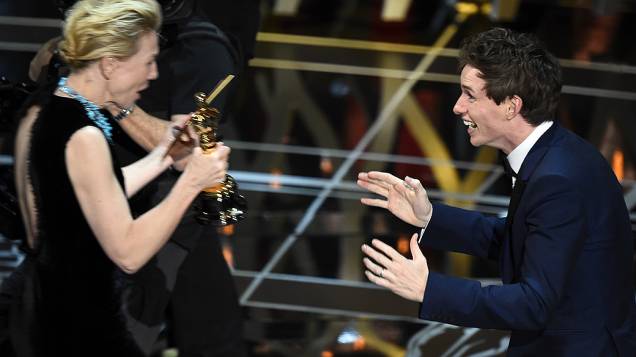 Eddie Redmayne recebe o Oscar de melhor ator​