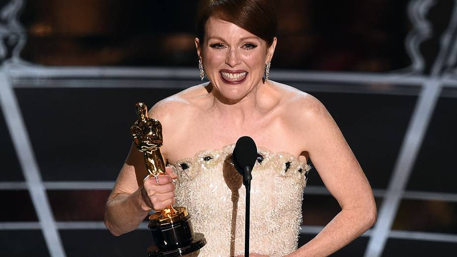 Julianne Moore recebe o Oscar de melhor atriz por Para sempre Alice