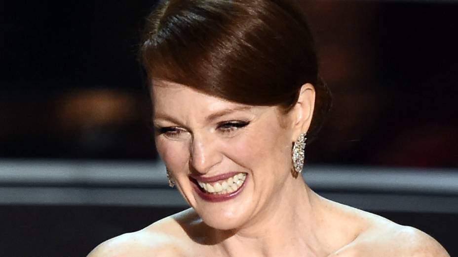 Julianne Moore recebe o Oscar de melhor atriz por Para sempre Alice