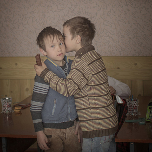 Fotógrafo sueco Asa Sjostrom, ganhou o segundo prêmio na categoria Vida Quotidiana. Irmãos gêmeos Igor e Arthur, distribuindo chocolates para seus colegas de classe para comemorar seu aniversário em Baroncea