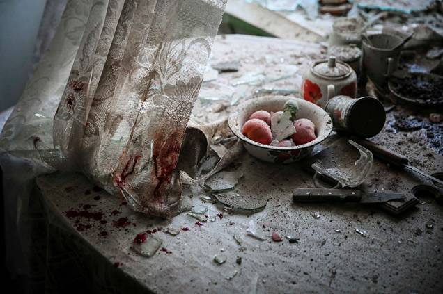 Em "Notícias gerais", o vencedor foi o russo Sergei Ilnitsky. A foto mostra a mesa de uma cozinha de casa em Donetsk, na Ucrânia, atingida por um bombardeio