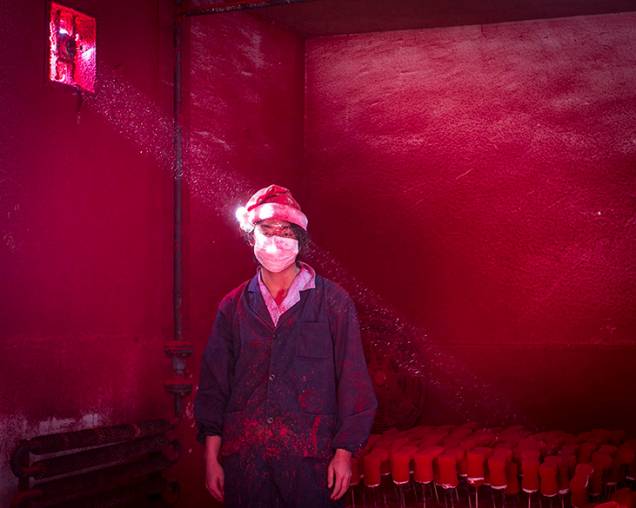 Ronghui Chen, fotógrafo chinês, ganhou o segundo prêmio na categoria Questões Contemporâneas. Na foto, homem usando máscara e uma toca de Papai Noel enquanto enfeites de Natal estão secando
