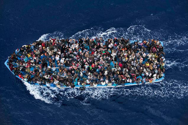 Massimo Sestini, da Itália, ficou em segundo na categoria Notícias Gerais com a imagem de imigrantes resgatados pela Marinha italiana na costa da Líbia