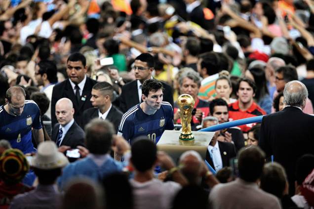 Na categoria Esportes, a chinesa Bao Tailiang venceu com esta foto do argentino Leonel Messi olhando o troféu da Copa do Mundo após a final contra a Alemanha