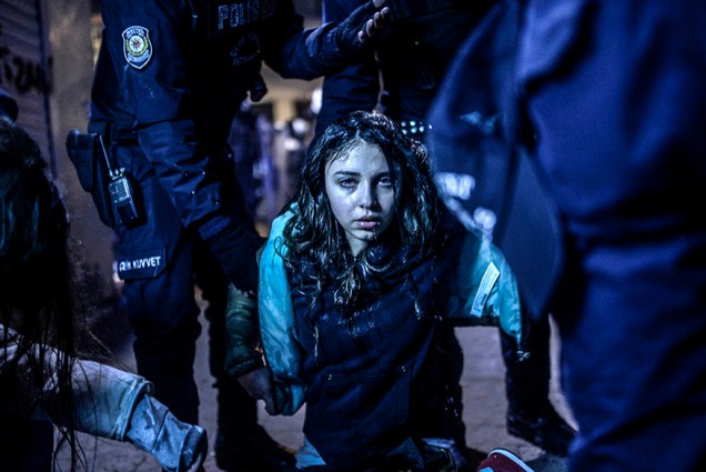 Na categoria "Notícias Locais", o vencedor foi o turco Bulent Kilic, com a foto que mostra uma jovem ferida durante protesto em Istambul