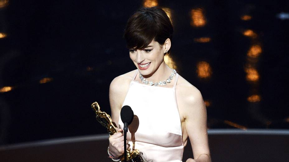 Anne Hathaway recebe Oscar de Melhor Atriz Coadjuvante por Os Miseráveis, durante cerimônia da academia