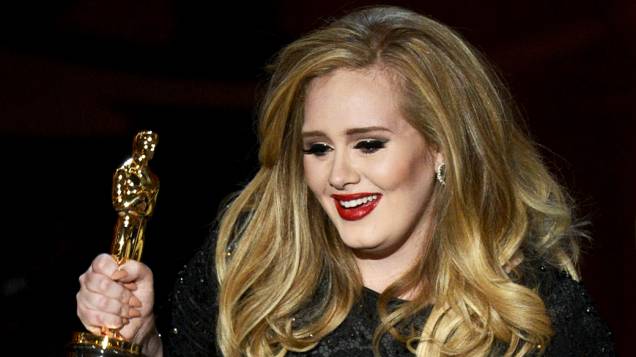 Cantora Adele Adkins recebe Oscar por Melhor Canção Original durante premiação da academia
