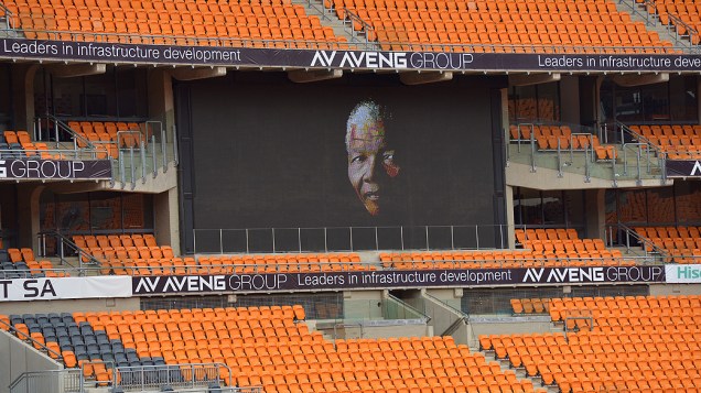 Operários trabalham para erguer palco no FNB Stadium, conhecido como Soccer City que receberá evento de despedida de Mandela