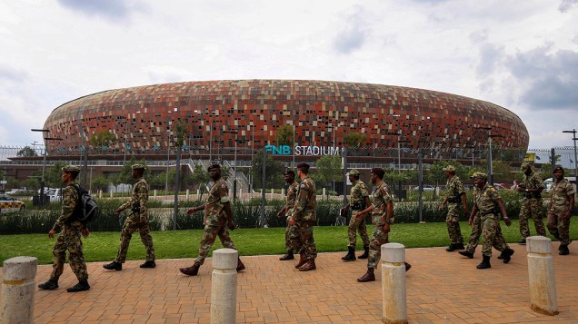 África do Sul se prepara para receber 53 chefes de Estado e de governo que confirmaram presença em uma jornada de homenagens que começarão com uma multidão de 80 mil pessoas reunidas no estádio Soccer City