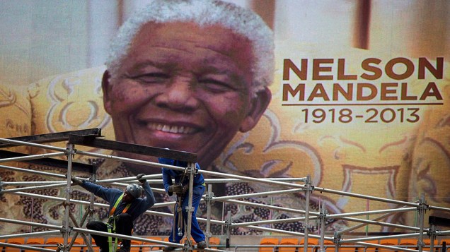 Operários trabalham para erguer palco no FNB Stadium, conhecido como Soccer City que receberá evento de despedida de Mandela