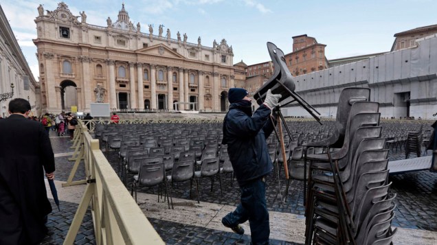Funcionário arruma cadeiras para a última audiência de Bento XVI, no Vaticano