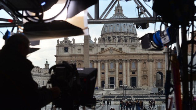 Equipes de TV na Praça São Pedro, para a última audiência de Bento XVI, no Vaticano