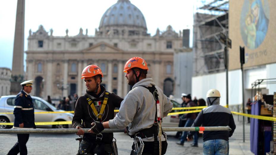 Trabalhadores na Praça São Pedro, no Vaticano
