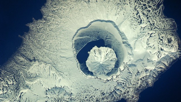 <p>Vista aérea de um vulcão na Ilha Onekotan, Rússia</p>