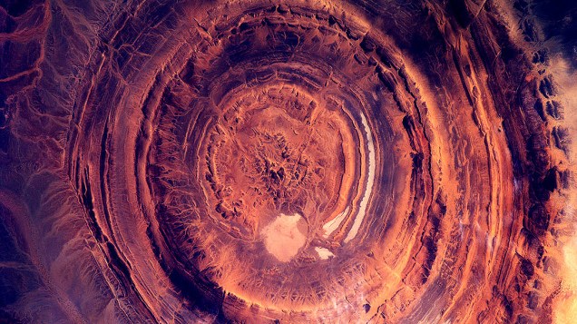<p>Vista aérea de uma cratera no deserto do Saara, na Mauritânia, África</p>