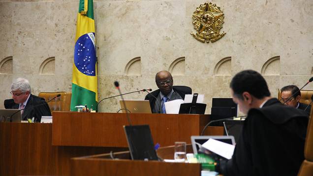 Presidente do STF, ministro Joaquim Barbosa durante sessão para julgar os recursos dos 13 réus que não tem direito aos embargos infringentes no processo do mensalão, nesta quinta-feira (14)