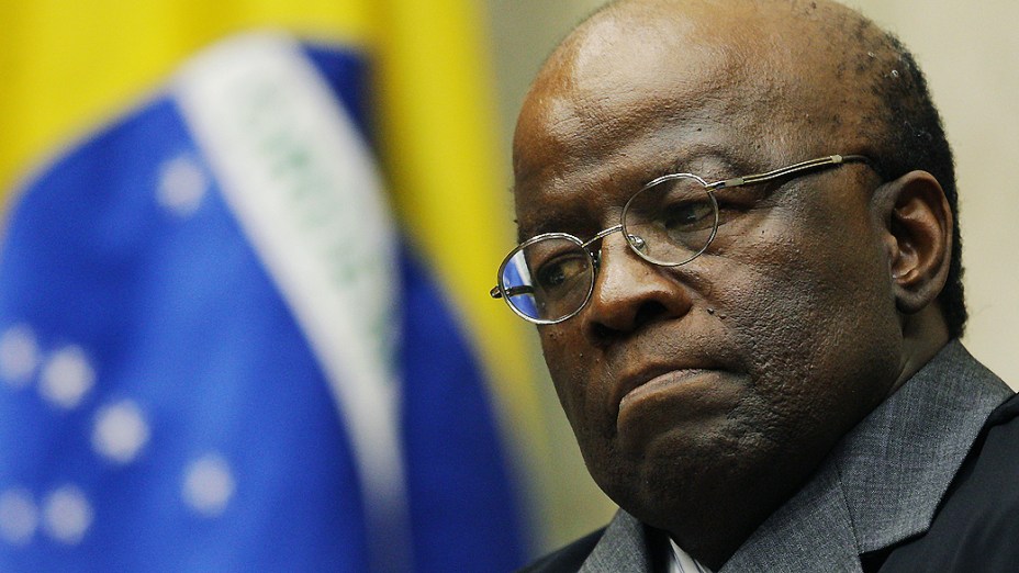Presidente do STF, ministro Joaquim Barbosa durante sessão para julgar os recursos dos 13 réus que não tem direito aos embargos infringentes no processo do mensalão, nesta quinta-feira (14)